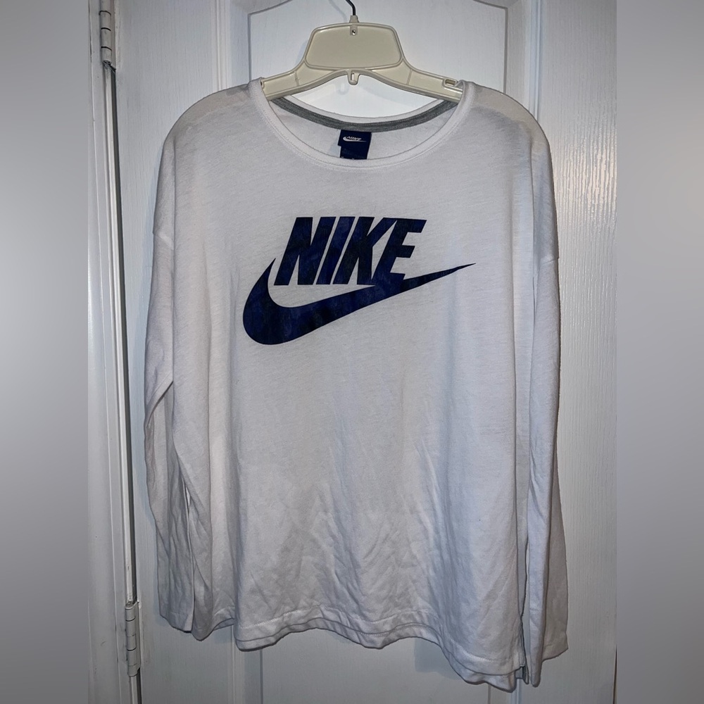 Nike Women’s White Long Sleeve Logo Tee Size M